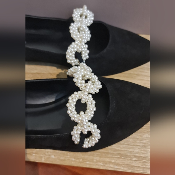 Charles & Keith - Black kitten heels with pearls - Picture 4 of 7